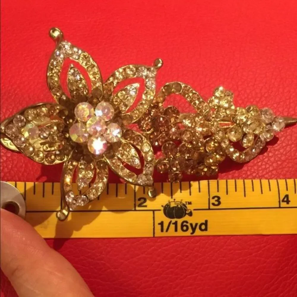 Beautiful hair clip! Has a nice shine to it